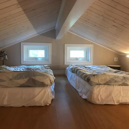Vaelutrustad Stuga Med Vacker Sjoeutsikt Urshult Buitenkant foto